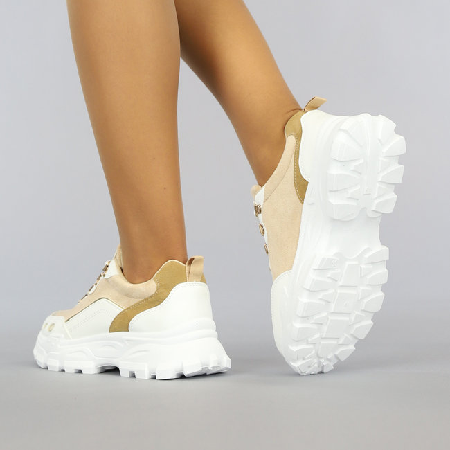 Beigefarbene Sneakers mit goldenen Details