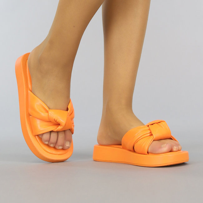 Orangefarbene Slipper in Lederoptik mit Knopfleiste