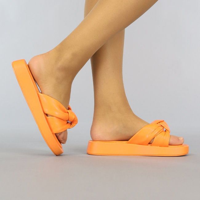 Orangefarbene Slipper in Lederoptik mit Knopfleiste