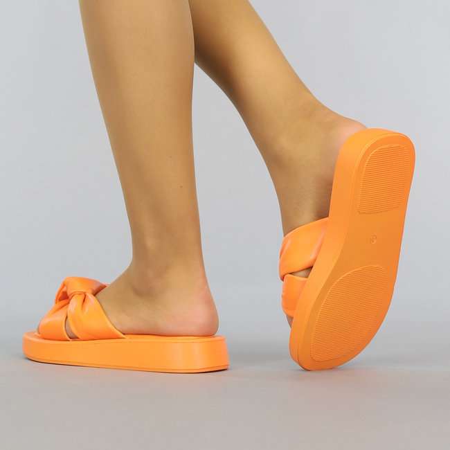 Orangefarbene Slipper in Lederoptik mit Knopfleiste