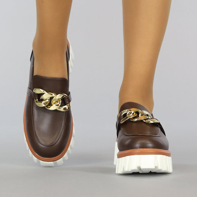 Braune Loafers mit grober Sohle und Kettendetail