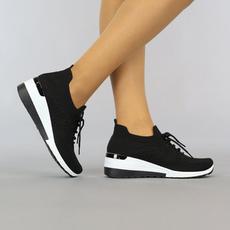 Schwarze Slip-On-Sneakers mit Gummizug und Keilabsatz