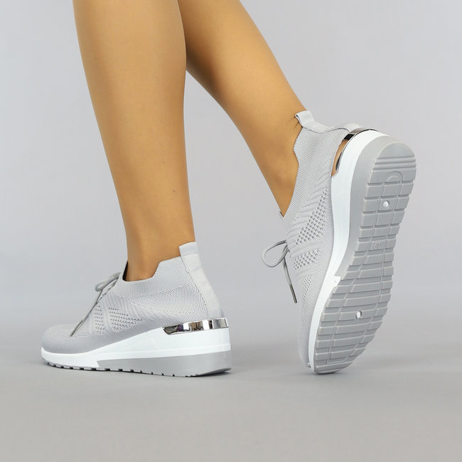 Graue Slip-On-Sneakers mit Gummizug und Keilabsatz