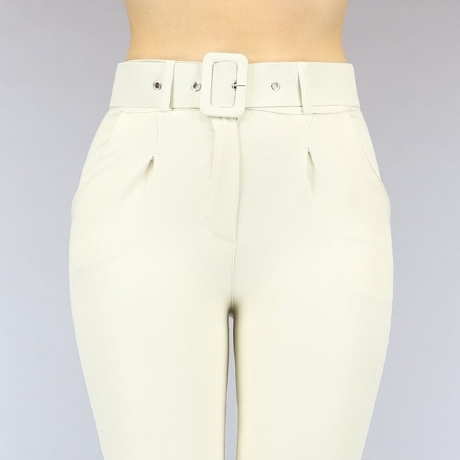 Beige Passformhose mit Gürtel