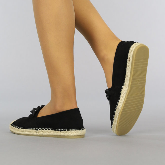 Schwarze Espadrilles zum Hineinschlüpfen mit Kette