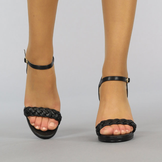 Schwarze Peeptoe-Sandalen mit geflochtenem Riemen