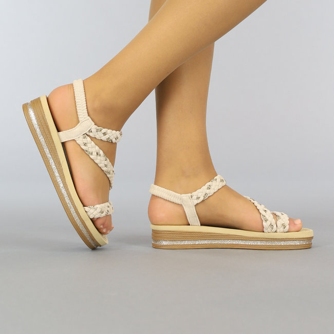 Geflochtene Sandalen in Beige mit Plateau