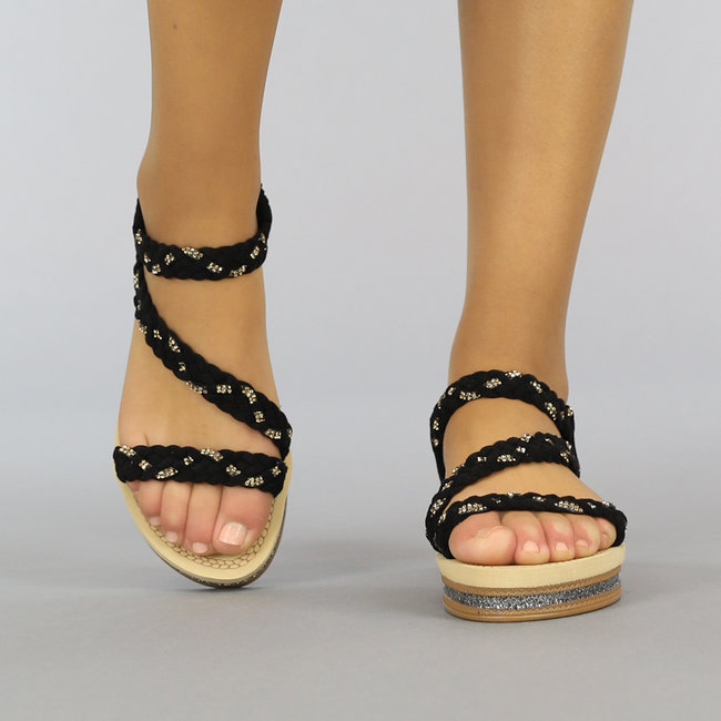 Geflochtene schwarze Sandalen mit Plateau