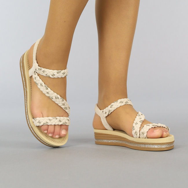 Geflochtene Sandalen in Beige mit Plateau