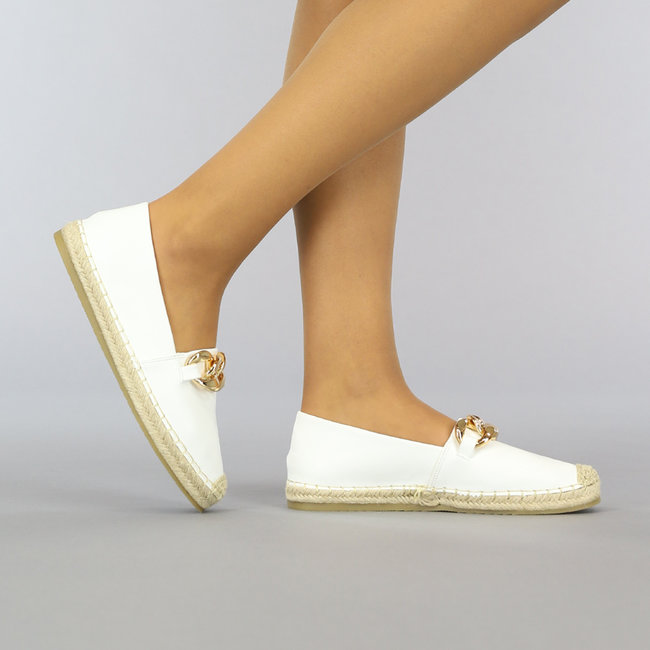 Weiße Espadrilles zum Hineinschlüpfen mit Kette