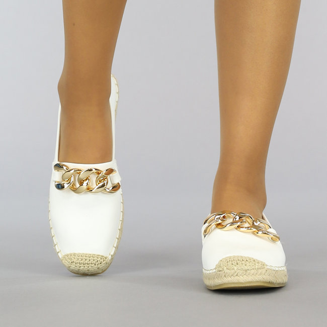 Weiße Espadrilles zum Hineinschlüpfen mit Kette