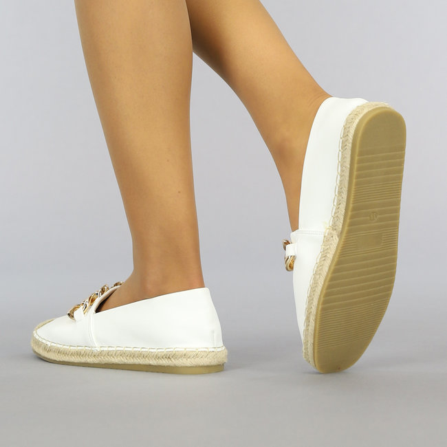 Weiße Espadrilles zum Hineinschlüpfen mit Kette