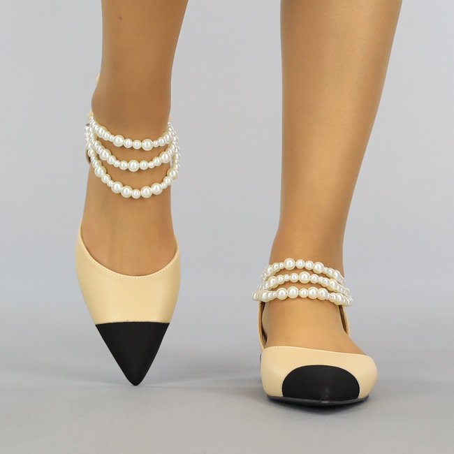 Spitz zulaufende Sandalen in Beige mit Perlen