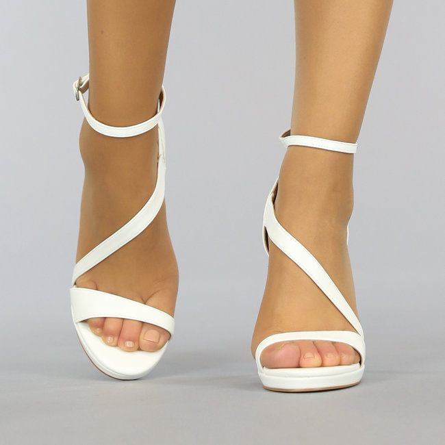 Weiße Stiletto-Sandalen mit schrägen Riemen