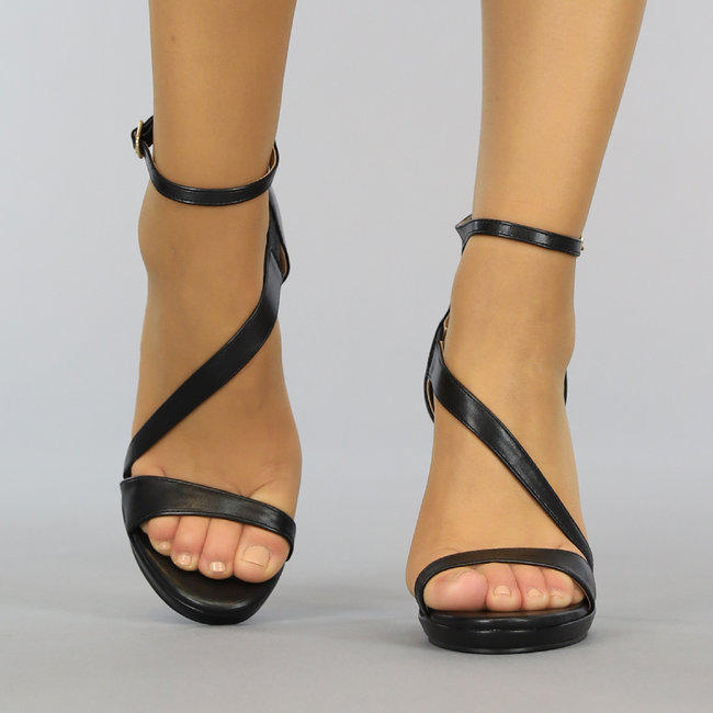 Schwarze Stiletto-Sandalen mit schrägen Riemen