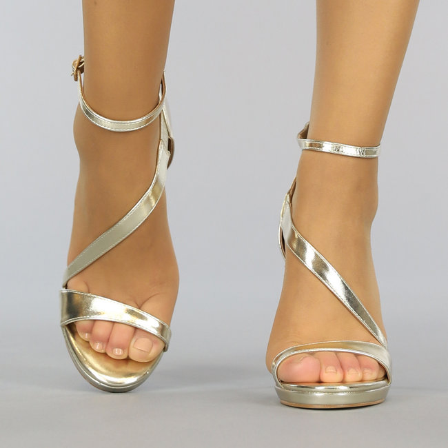 Goldene Stiletto-Sandalen mit schrägen Riemen