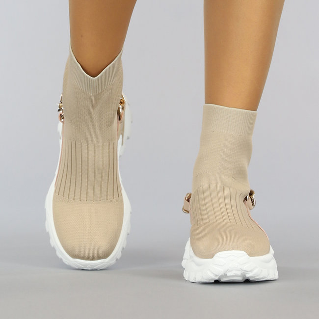 Hohe beigefarbene Socken-Sneakers mit Kettendetail