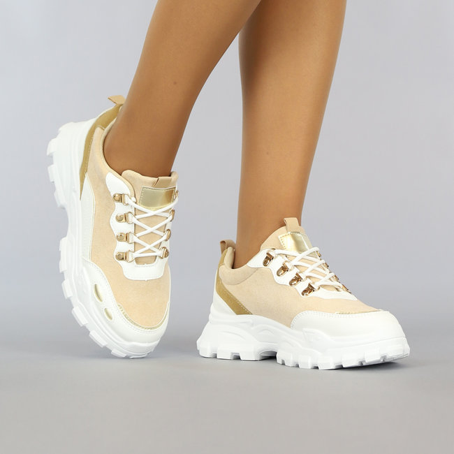 Beigefarbene Sneakers mit goldenen Details