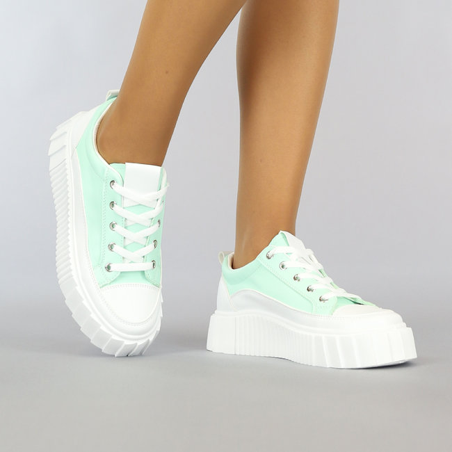 Klobige mintgrüne Sneakers mit Plateausohle