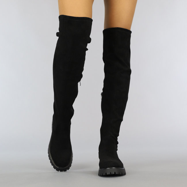 Schwarze Overknee-Stiefel in Wildlederoptik mit grober Sohle