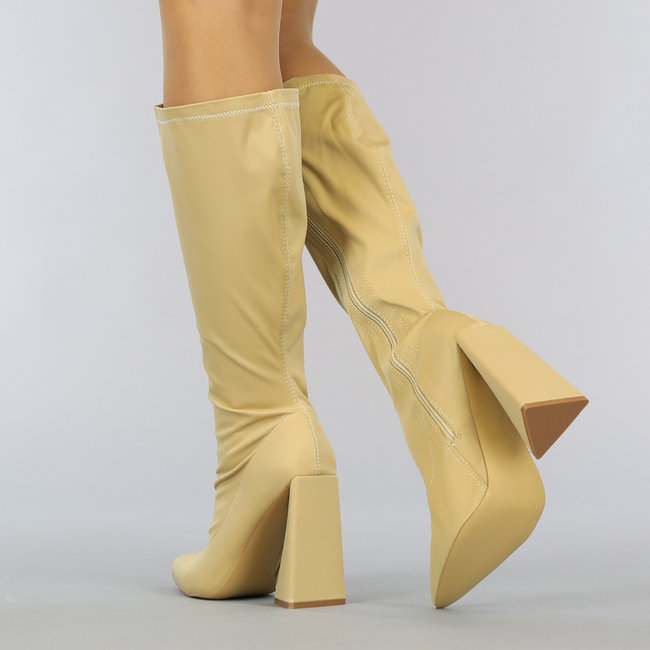 Spitz zulaufende Stiefel in Beige mit Dreiecksabsatz