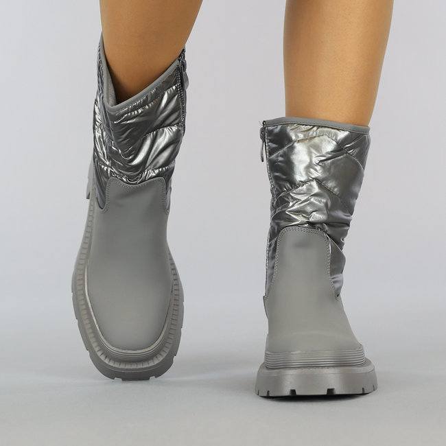Graue klobige Stiefel mit gepolstertem Schaft