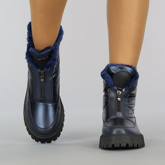 Dunkelblaue Snowboots mit grober Sohle und Reißverschluß