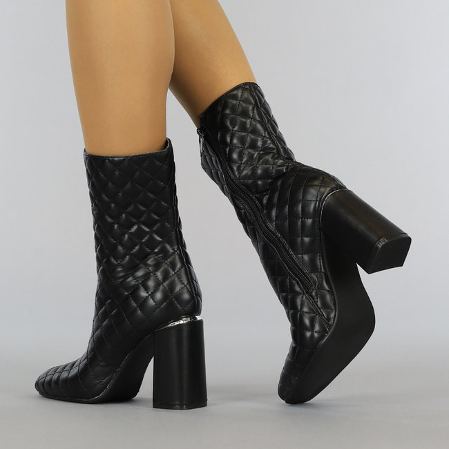 Schwarz karierte Booties mit quadratischer Nase