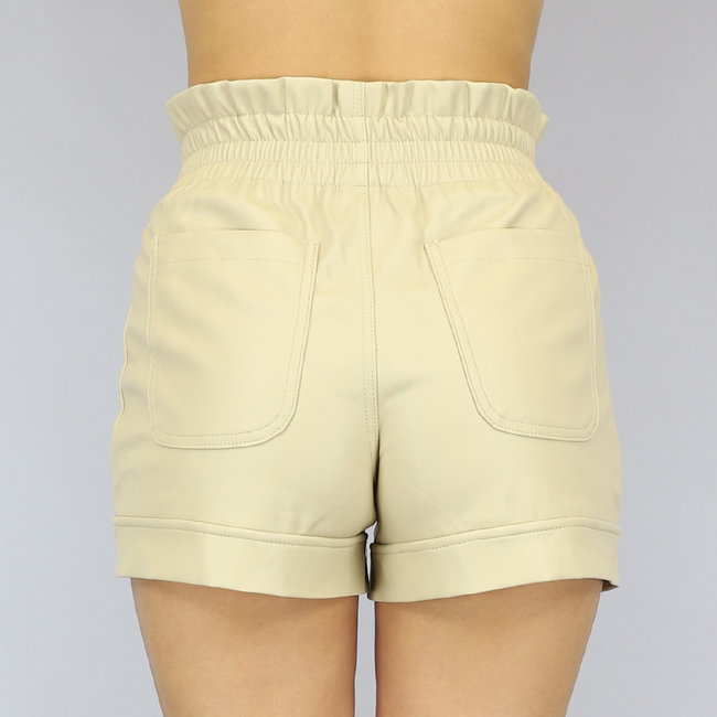 Beigefarbene Paperbag-Shorts in Lederoptik mit Taschen