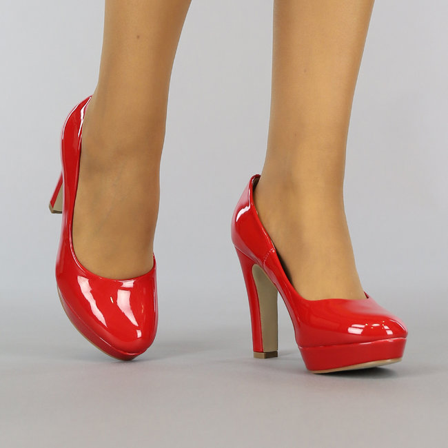 Rote Lackpumps mit Plateau