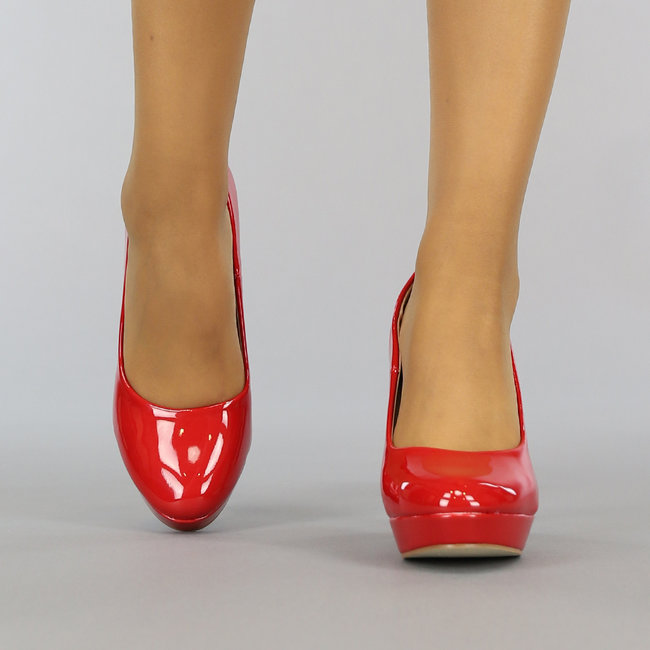Rote Lackpumps mit Plateau