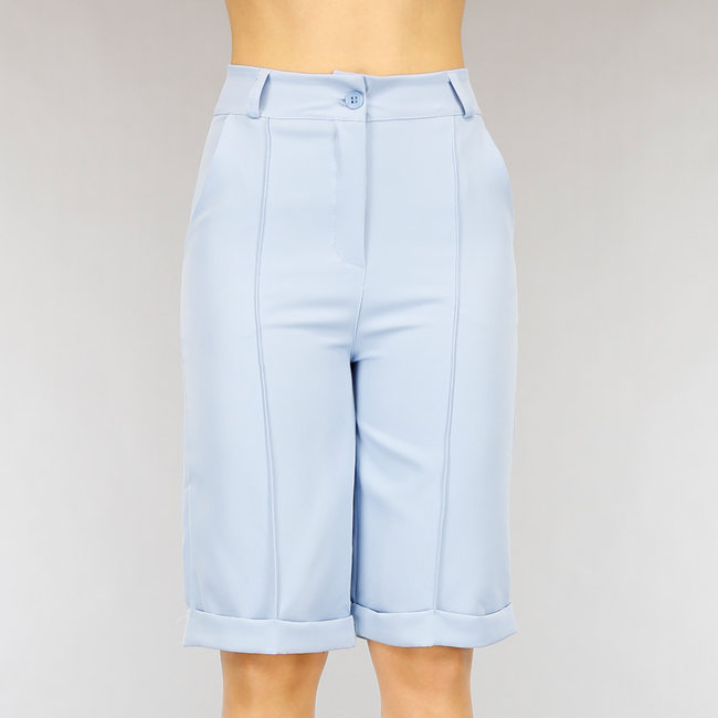 Hellblaue Bermudas mit hoher Taille und Paspelierung