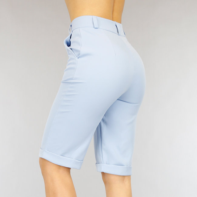 Hellblaue Bermudas mit hoher Taille und Paspelierung