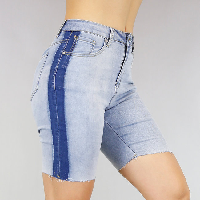 Hellblaue Jeans Bermudas mit Streifendetail