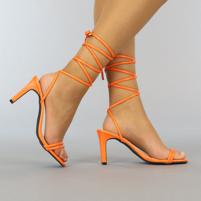 Orangefarbene Wickel-Sandalen mit quadratischer Nase
