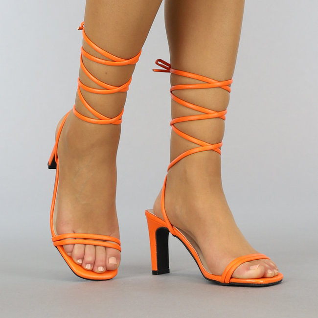 Orangefarbene Wickel-Sandalen mit quadratischer Nase