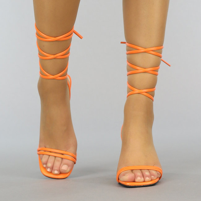 Orangefarbene Wickel-Sandalen mit quadratischer Nase