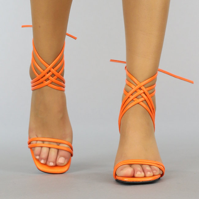 Orangefarbene Wickel-Sandalen mit quadratischer Nase