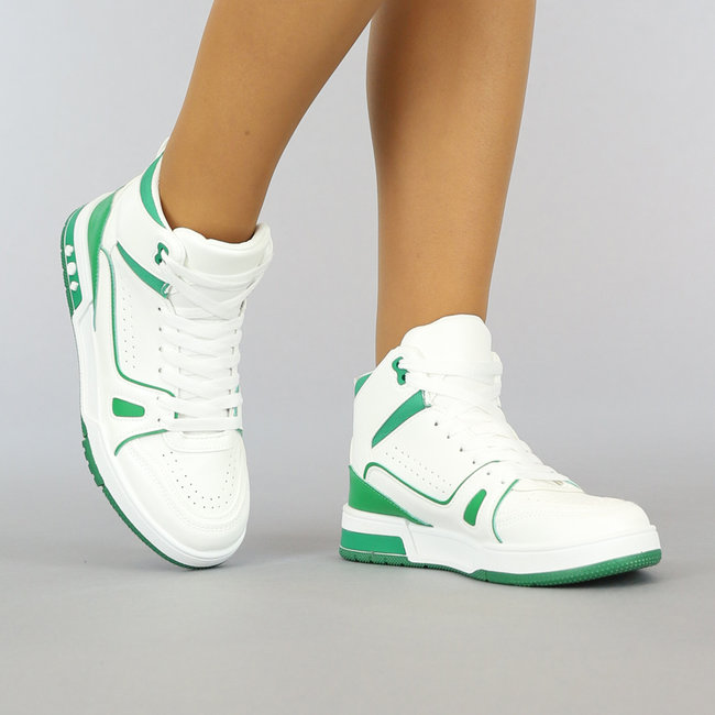 Weiße High Sneakers mit grünen Details