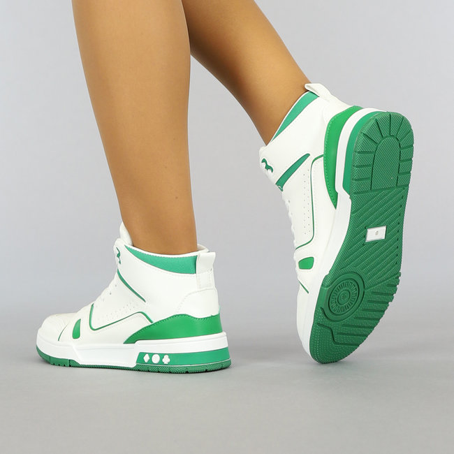 Weiße High Sneakers mit grünen Details