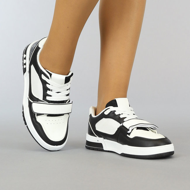Weiße Low Sneakers mit schwarzen Details und Klettverschlussriemen