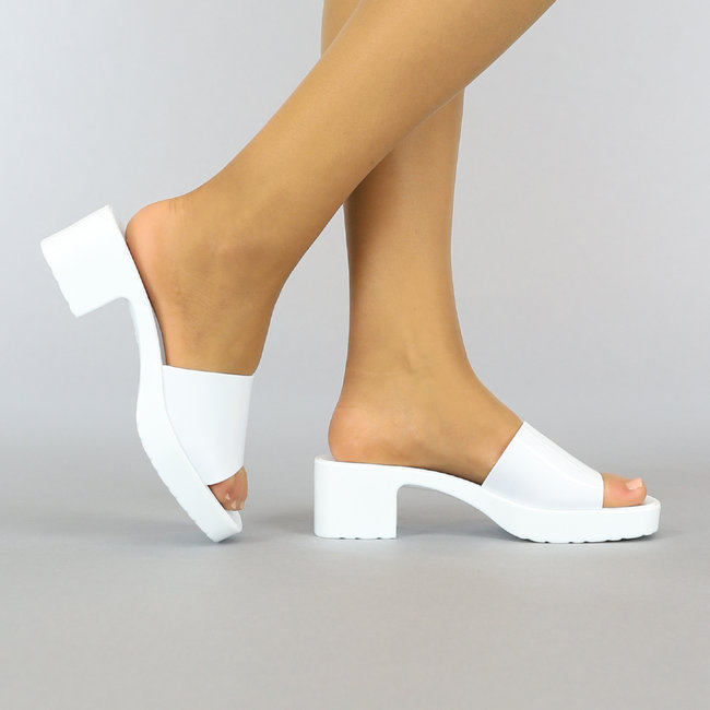 Weiße Retro-Lack-Sandalen mit Plateausohle