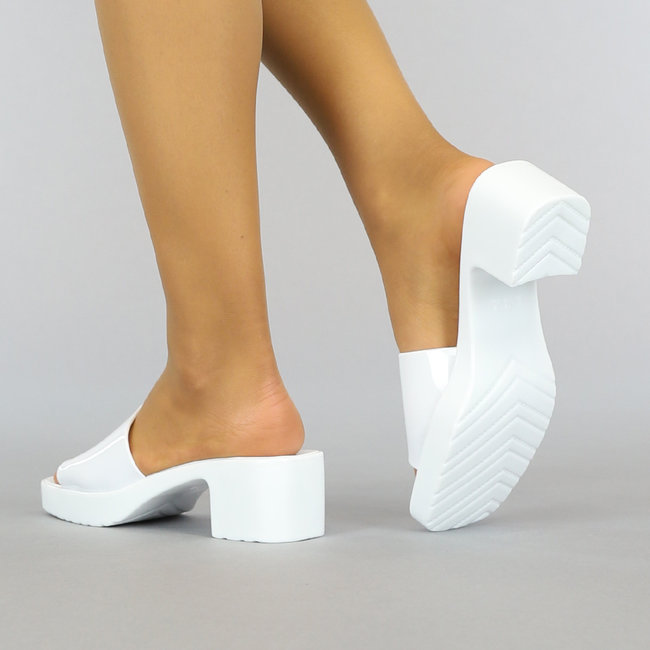 Weiße Retro-Lack-Sandalen mit Plateausohle