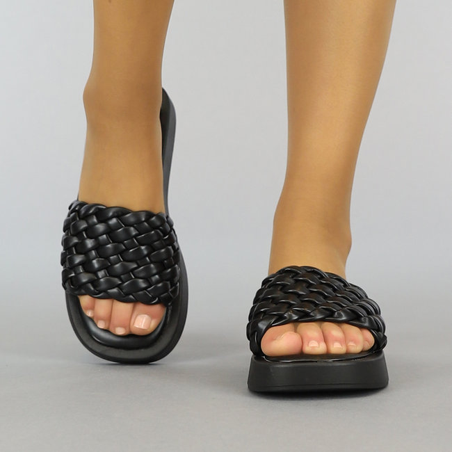Schwarze Pantoffeln mit geflochtenem Riemen und quadratischer Nase