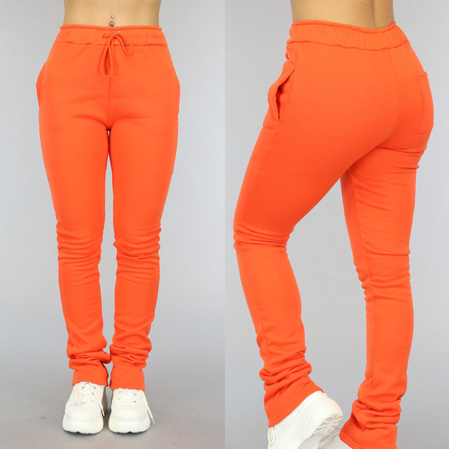 Orangefarbene Jeans mit plissierten Beinen