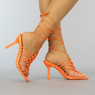 Orangefarbene Wickel-Sandalen mit geflochtenen Details