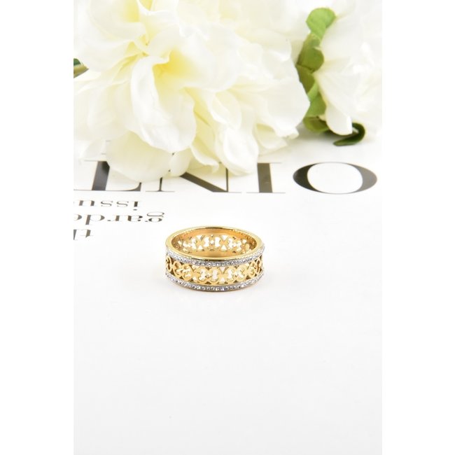 Gold Grove Ring mit C Details