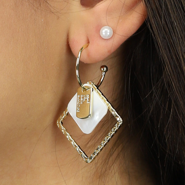 Gold-Ohrringe mit weißer Platte