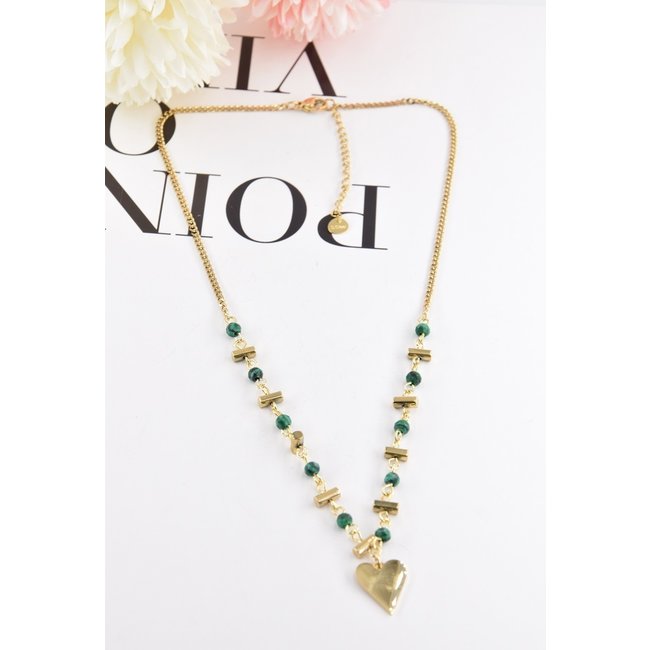 Goldfarbene Halskette mit Herz und grünen Perlen