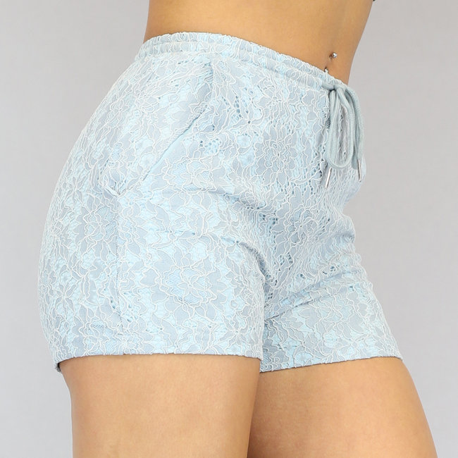 Hellblaue Spitzen-Shorts mit Taschen